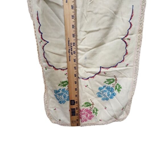 VTG TABLE RUNNER PINK BLUE ROSES FLORAL EMBROIDERED DRESSER SCARF ESTATE MCM - Picture 2 of 6